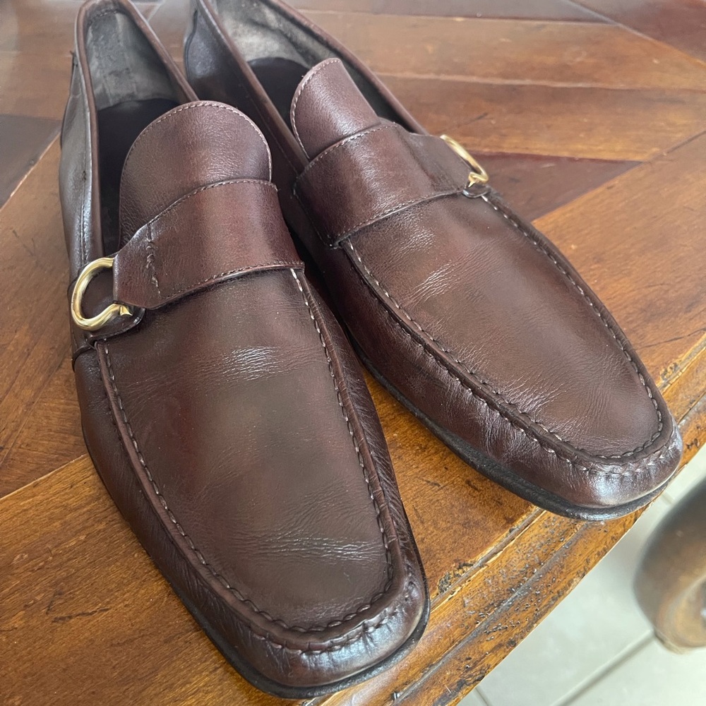 Salvatore Ferragamo made in Italy Brown loafers w/gold Gancini buckle. Sz 10.5